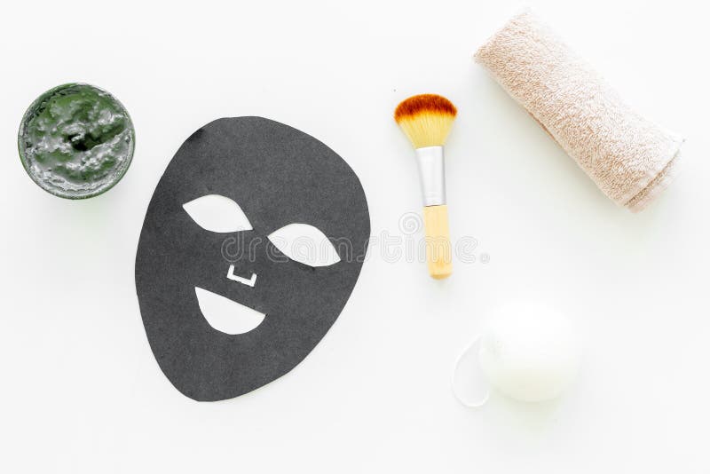 Zwart gezichtsmasker Zwart hoofdvlekkenmiddelenmasker Masker met klei op witte hoogste mening als achtergrond