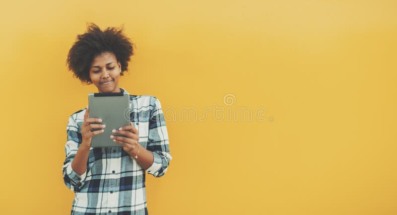 Zwart jong studentenwijfje met digitale tablet stock foto Zwart jong studentenwijfje met digitale tablet stock foto