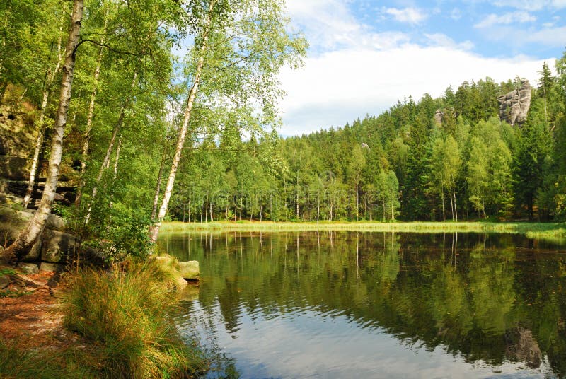 Zwart meer dat door groene bosbomen wordt omringd stock foto's Zwart meer dat door groene bosbomen wordt omringd stock foto's