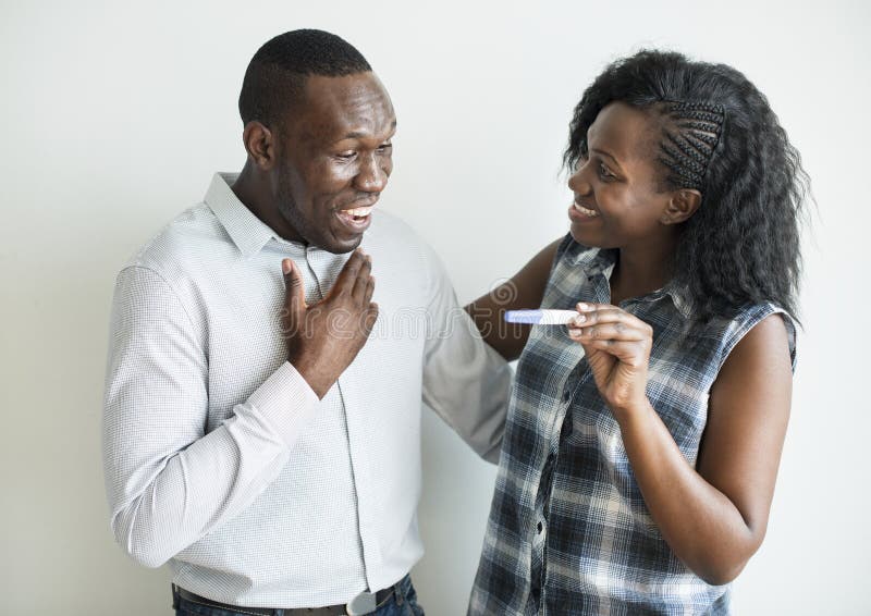Zwart paar met een positief resultaat van de zwangerschapstest stock foto Zwart paar met een positief resultaat van de zwangerschapstest stock foto