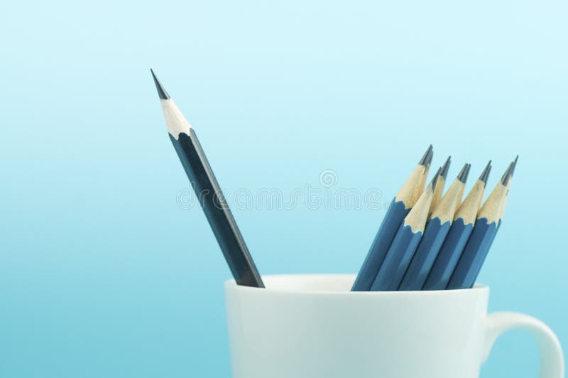 Zwart potlood, leider op blauwe achtergrond, verschillend concept royalty-vrije stock foto Zwart potlood, leider op blauwe achtergrond, verschillend concept royalty-vrije stock foto