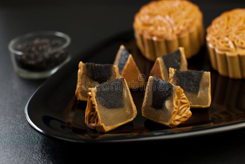 Maancake met zwarte sesamsmaak en witte lotuszaadjes stock foto