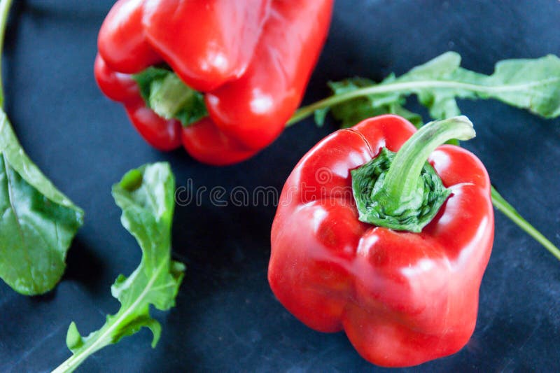 Zwart voedsel: Spaanse peper en arugula stock afbeeldingen Zwart voedsel: Spaanse peper en arugula stock afbeeldingen