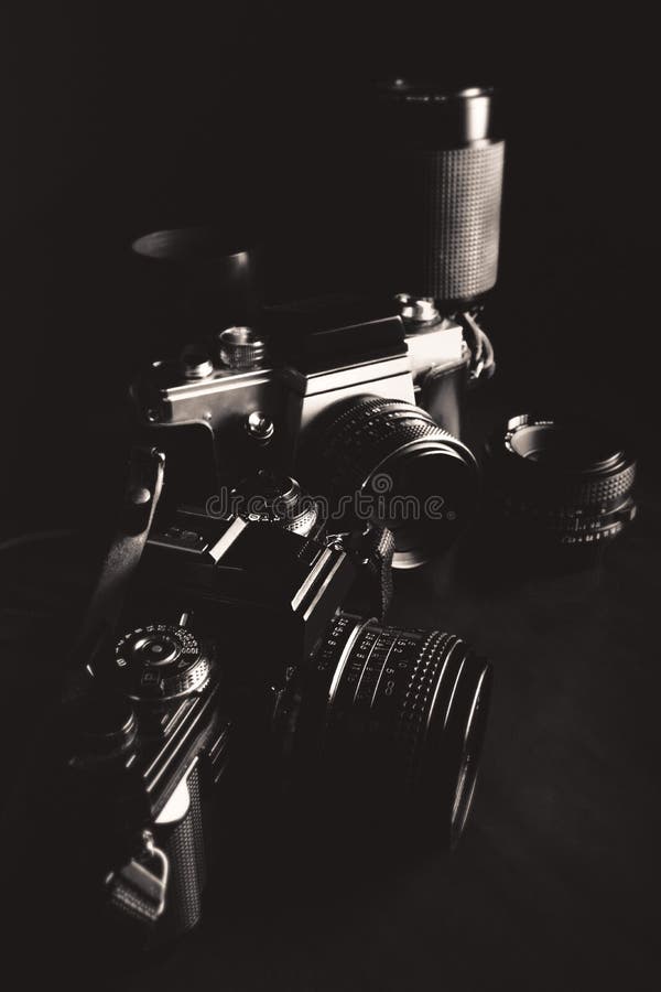 Zwart-wit beeld van uitstekende camera's en lenzen royalty-vrije stock foto's Zwart-wit beeld van uitstekende camera's en lenzen royalty-vrije stock foto's