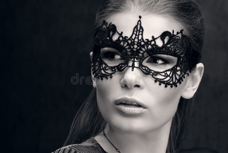 Zwart-wit close-upportret van een mooie jonge vrouw in zwart kantmasker op de ogen stock afbeelding Zwart-wit close-upportret van een mooie jonge vrouw in zwart kantmasker op de ogen stock afbeelding