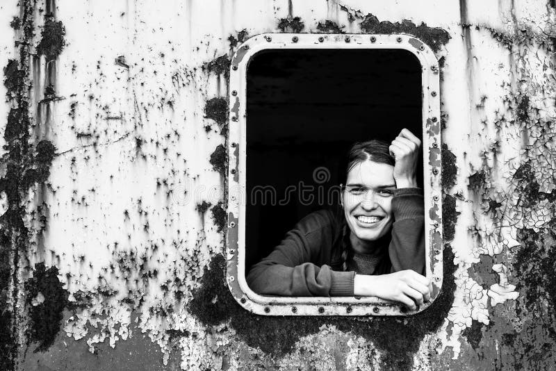 Zwart-wit contrastportret van een jonge gelukkige vrouw royalty-vrije stock fotografie Zwart-wit contrastportret van een jonge gelukkige vrouw royalty-vrije stock fotografie
