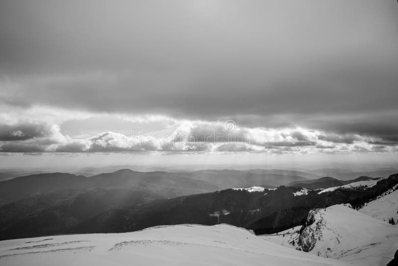 Zwart-wit de winterlandschap over Karpatische Bergen Pano stock afbeelding Zwart-wit de winterlandschap over Karpatische Bergen Pano stock afbeelding