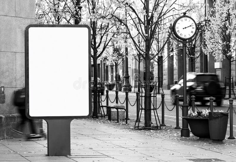 Zwart-wit openluchtaanplakbordmodel op stadsstraat royalty-vrije stock afbeeldingen Zwart-wit openluchtaanplakbordmodel op stadsstraat royalty-vrije stock afbeeldingen