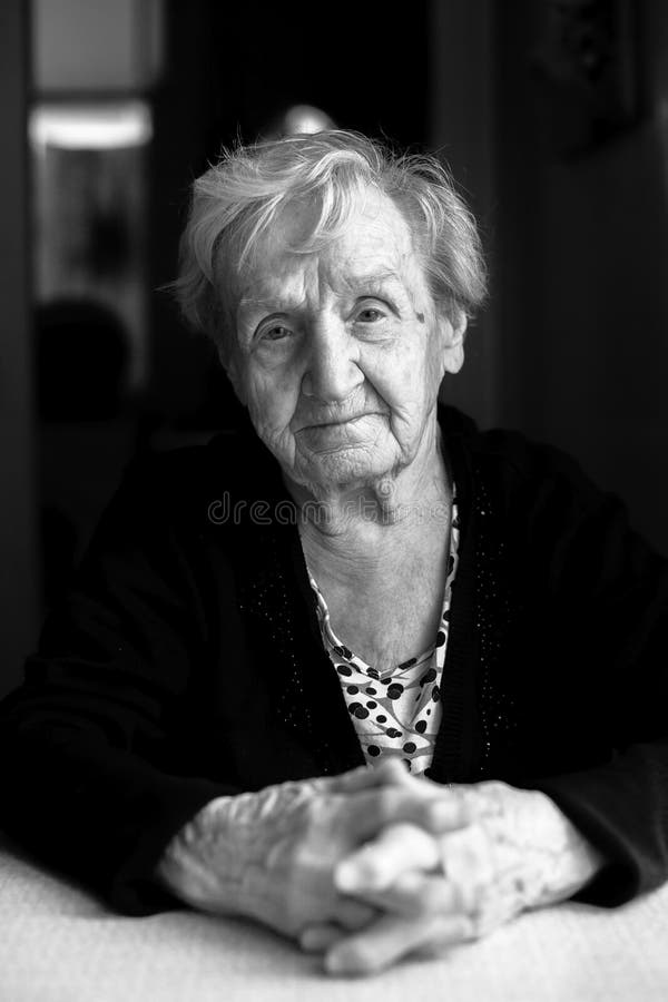 Zwart-wit portret van een bejaarde royalty-vrije stock foto Zwart-wit portret van een bejaarde royalty-vrije stock foto