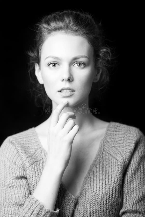 Zwart-wit portret van mooi sexy meisje royalty-vrije stock afbeelding Zwart-wit portret van mooi sexy meisje royalty-vrije stock afbeelding