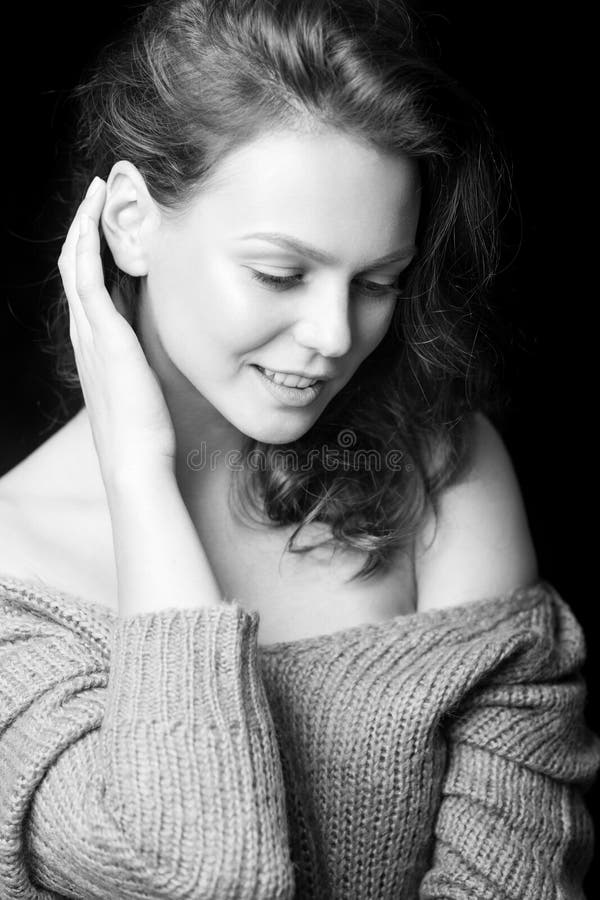 Zwart-wit portret van mooi sexy meisje royalty-vrije stock afbeelding Zwart-wit portret van mooi sexy meisje royalty-vrije stock afbeelding