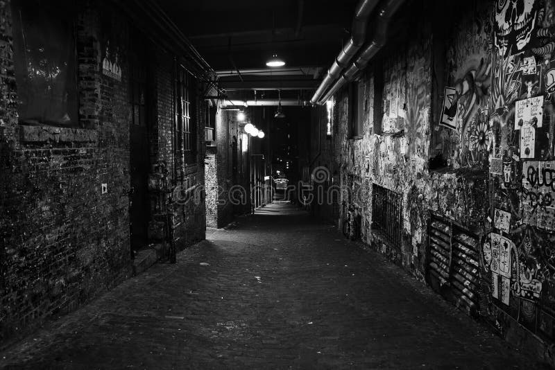 Zwart-witte foto van oude grunge vuile straat stock afbeelding Zwart-witte foto van oude grunge vuile straat stock afbeelding