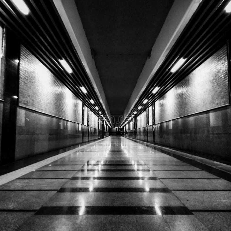 Zwart-witte weg aan Onbekend stock foto Zwart-witte weg aan Onbekend stock foto