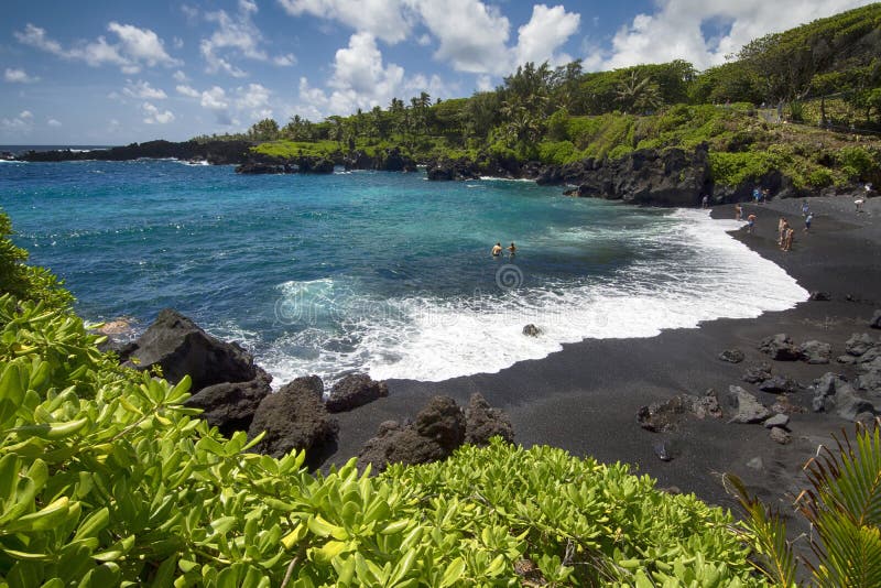 Zwart zandstrand, Waianapanapa-het park van de staat Maui, Hawaï