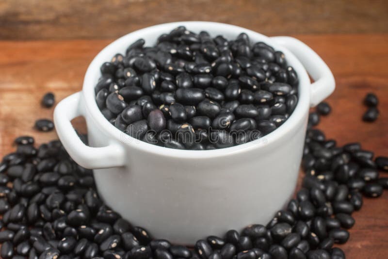 Zwarte bonen in een kom stock afbeelding