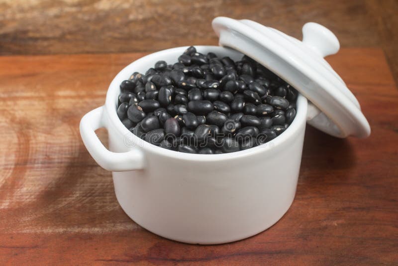 Zwarte bonen in een kom stock foto's