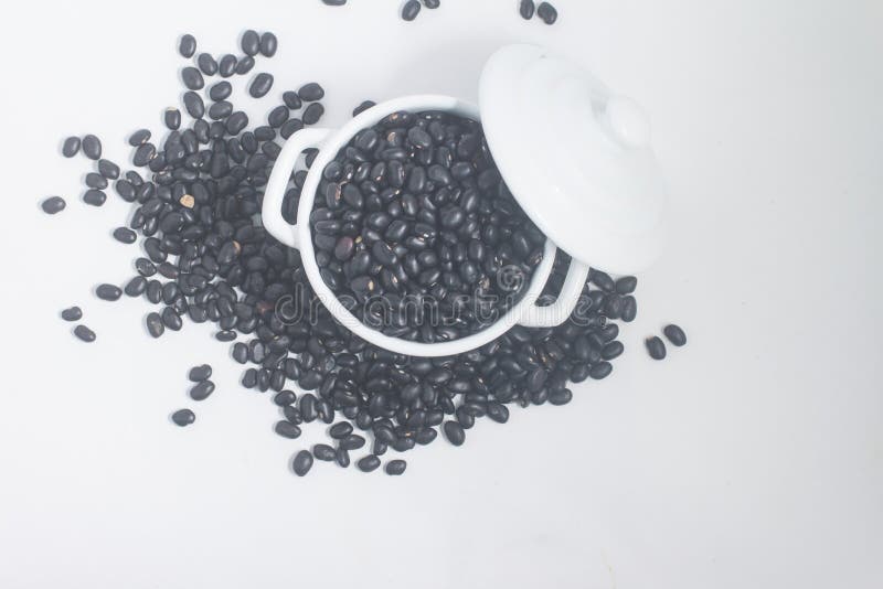 Zwarte bonen in een kom royalty-vrije stock afbeeldingen