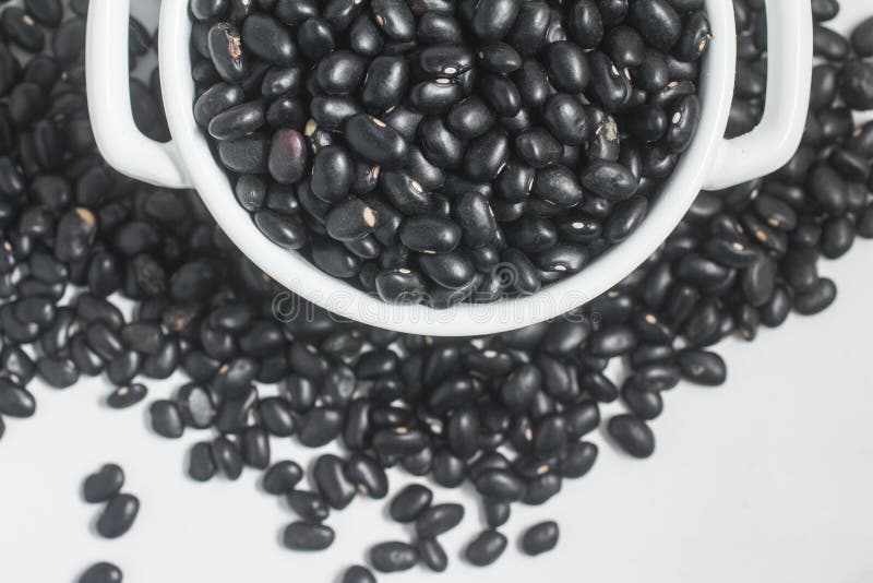 Zwarte bonen in een kom stock foto's