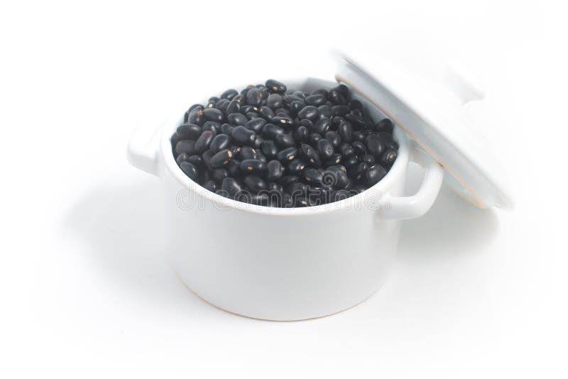 Zwarte bonen in een kom royalty-vrije stock afbeeldingen