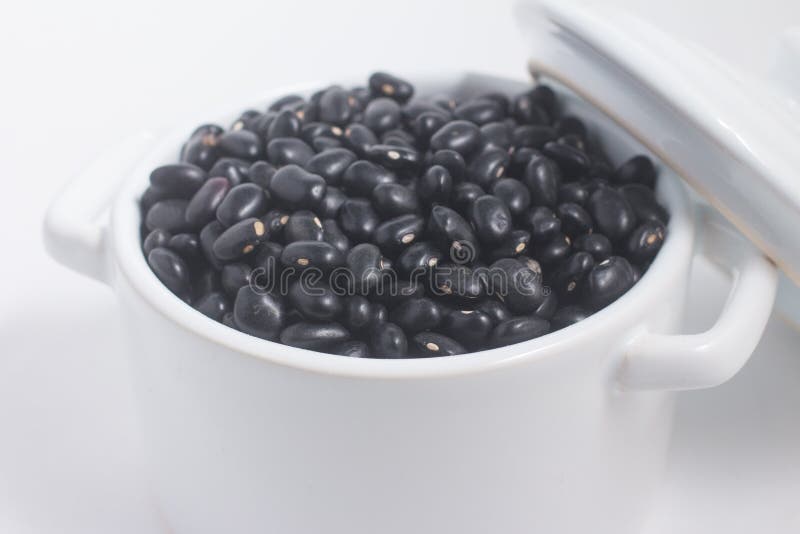 Zwarte bonen in een kom stock foto's