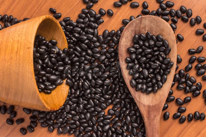 Zwarte bonen in een lepel royalty-vrije stock afbeelding
