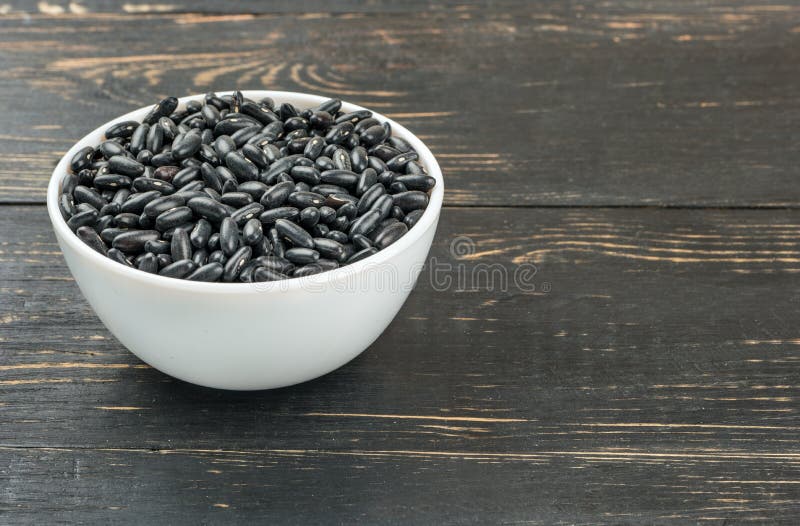 Zwarte bonen in kom royalty-vrije stock foto