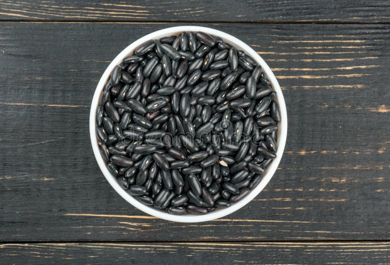 Zwarte bonen in kom stock afbeelding