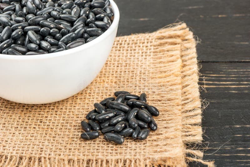 Zwarte bonen in kom stock foto's