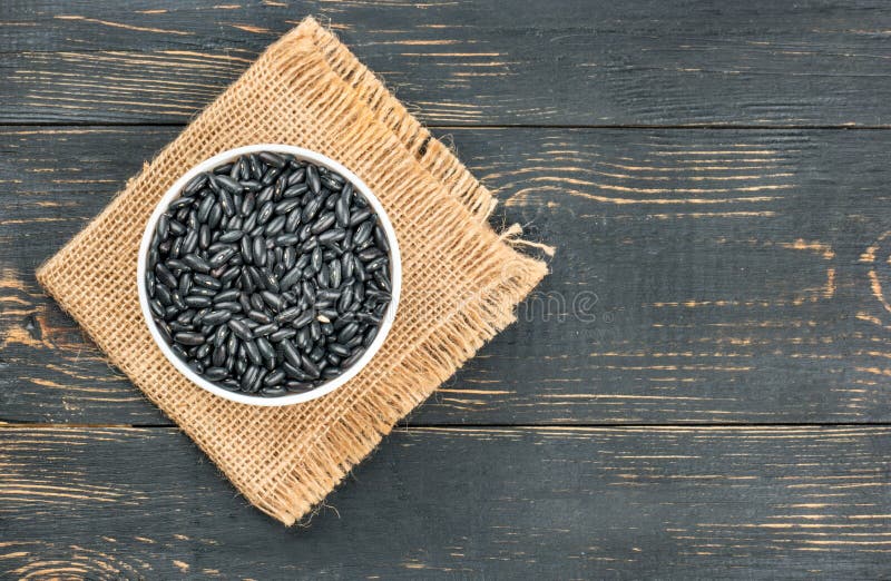 Zwarte bonen in kom stock afbeeldingen