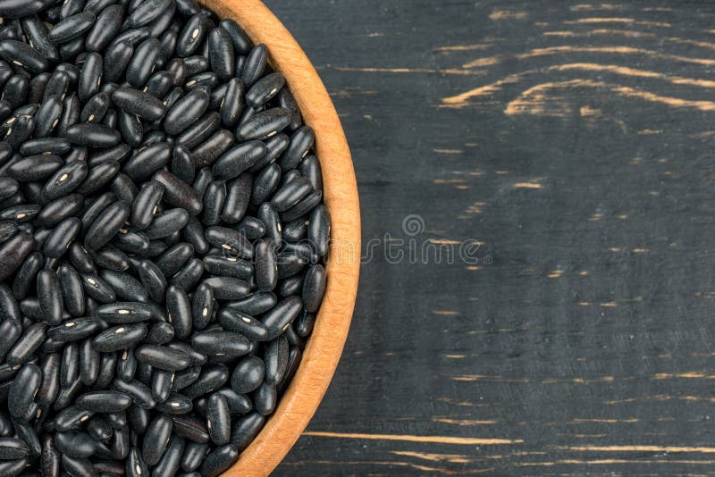 Zwarte bonen in kom stock foto's