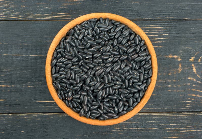 Zwarte bonen in kom royalty-vrije stock afbeeldingen
