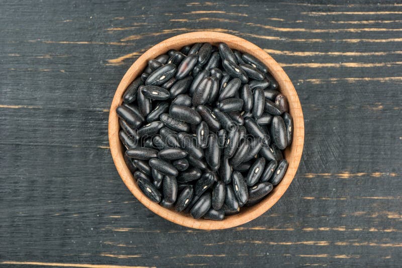 Zwarte bonen in kom stock foto