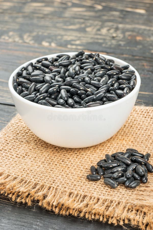 Zwarte bonen in kom royalty-vrije stock afbeeldingen