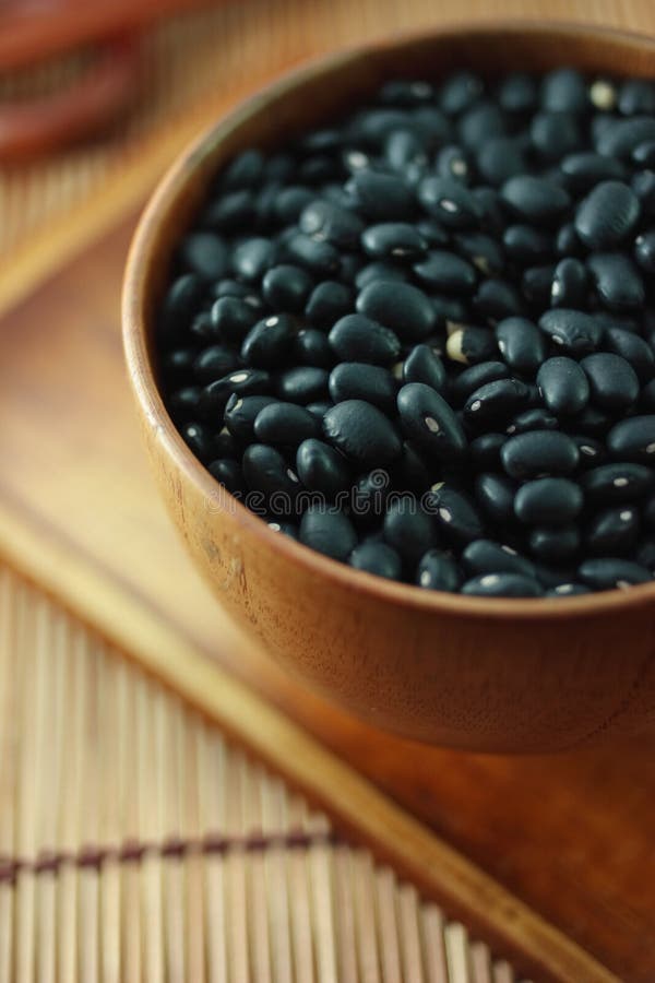 Zwarte bonen in een kom royalty-vrije stock foto's