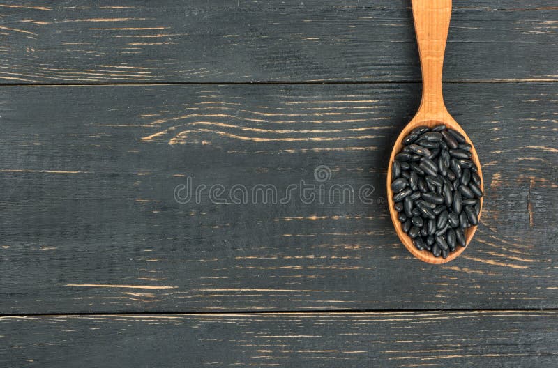 Zwarte bonen in lepel stock afbeeldingen