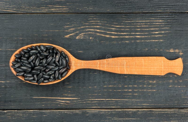 Zwarte bonen in lepel royalty-vrije stock afbeelding