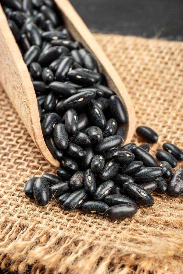 Zwarte bonen in lepel royalty-vrije stock fotografie