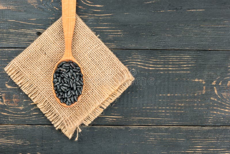 Zwarte bonen in lepel stock afbeeldingen