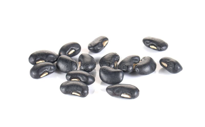 Zwarte bonen op witte achtergrond stock foto