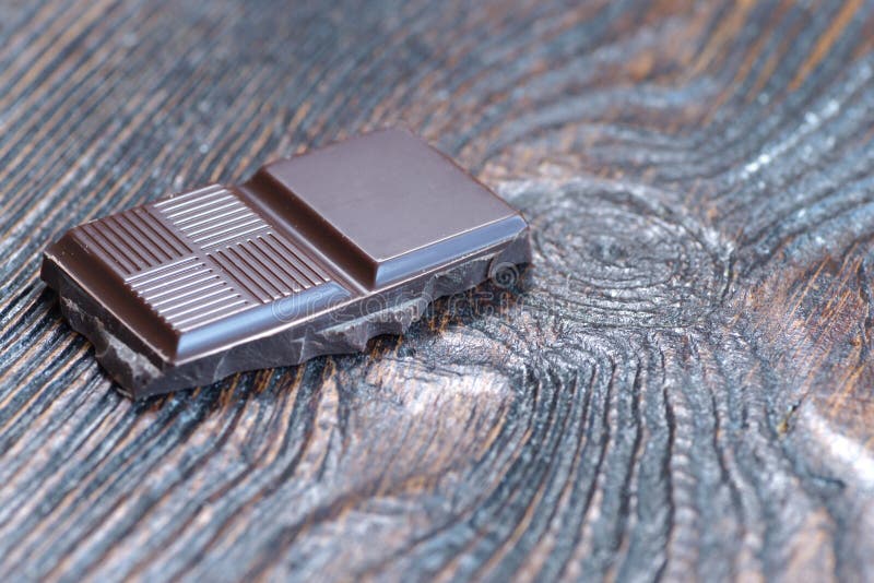 Zwarte chocolade op een houten tafel stock afbeelding