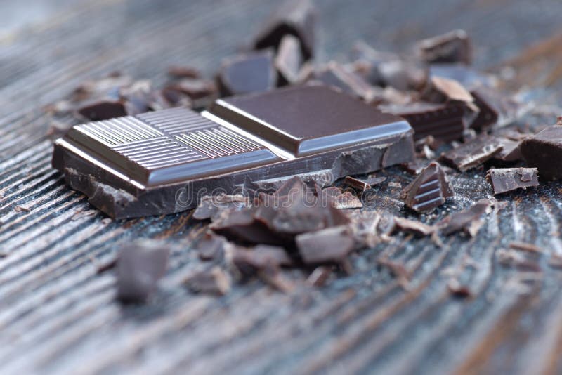 Zwarte chocolade op een houten tafel royalty-vrije stock foto