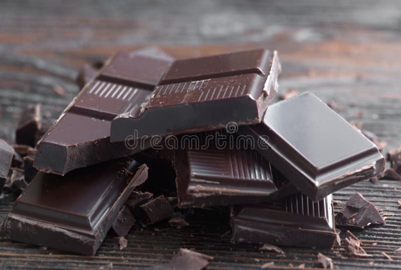 Zwarte chocolade op een houten tafel stock foto