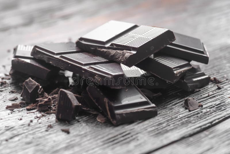 Zwarte chocolade op een houten tafel stock afbeelding