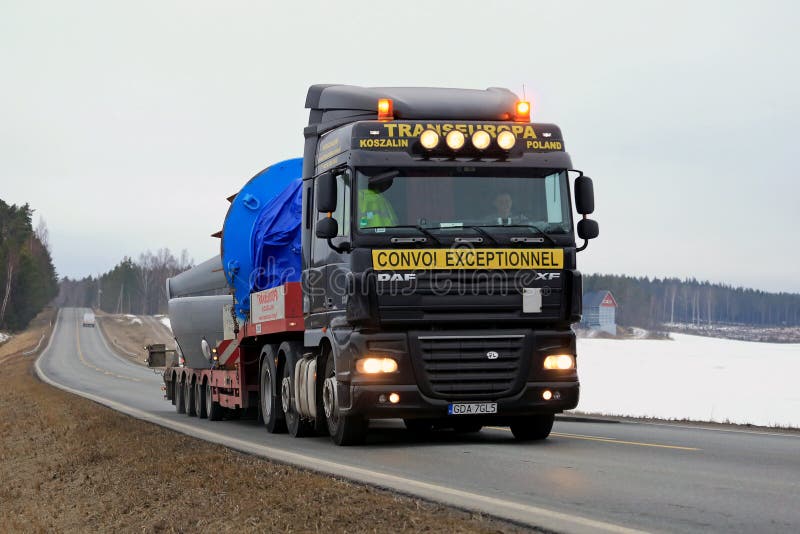 Zwarte DAF XF 105 Semi Afstanden Overmaatse Lading stock afbeeldingen Zwarte DAF XF 105 Semi Afstanden Overmaatse Lading stock afbeeldingen