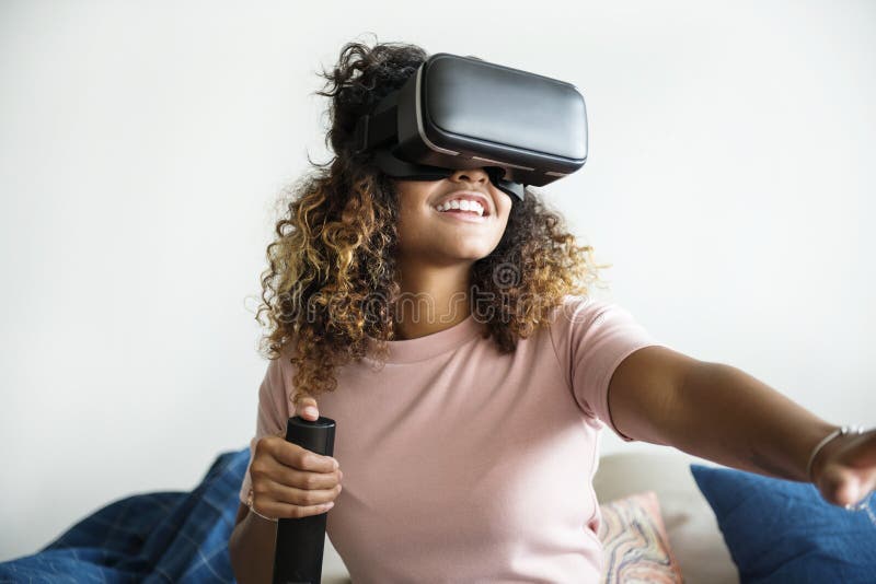 Zwarte die virtuele werkelijkheid met VR-hoofdtelefoon ervaren stock fotografie Zwarte die virtuele werkelijkheid met VR-hoofdtelefoon ervaren stock fotografie
