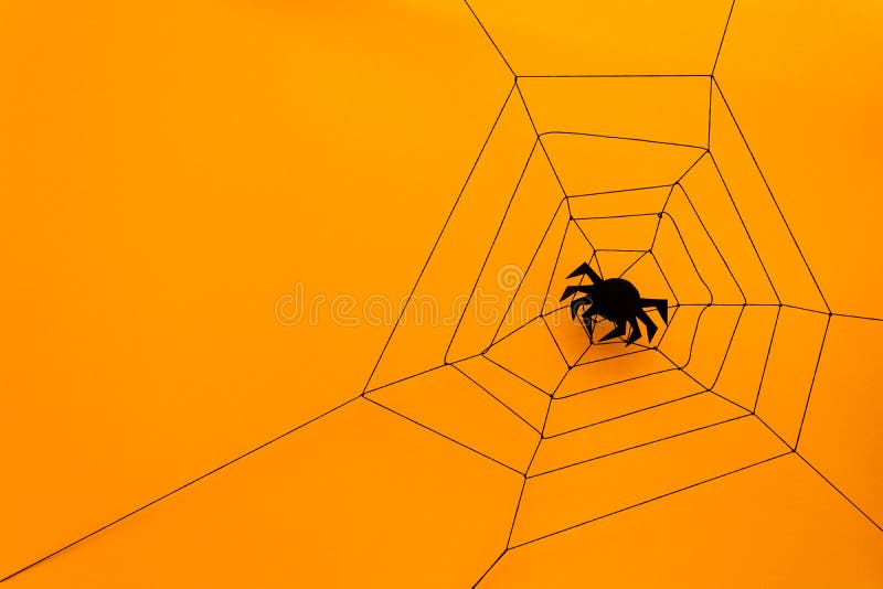 Zwarte document spin met Web op gele achtergrond Het concept van Halloween royalty-vrije stock afbeelding Zwarte document spin met Web op gele achtergrond Het concept van Halloween royalty-vrije stock afbeelding