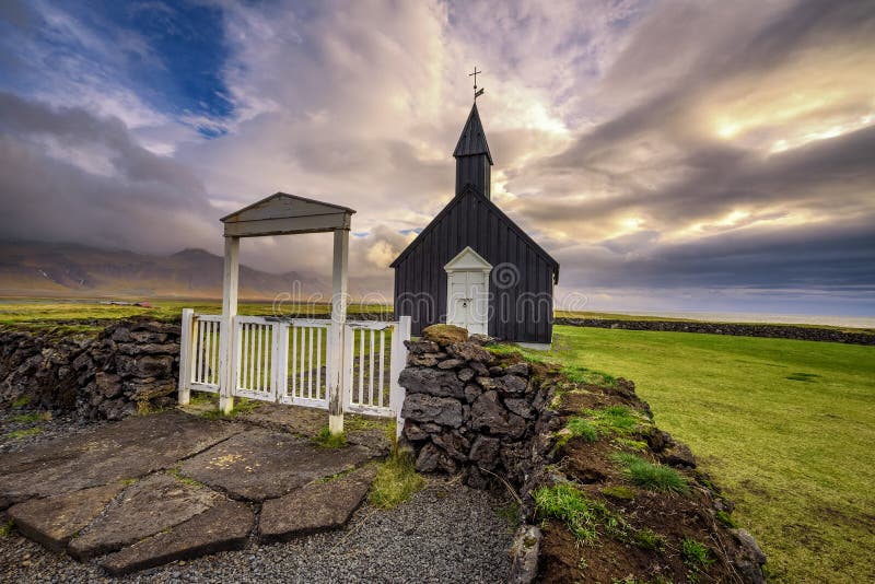 Zwarte houten kerk van Budir in IJsland royalty-vrije stock afbeeldingen Zwarte houten kerk van Budir in IJsland royalty-vrije stock afbeeldingen