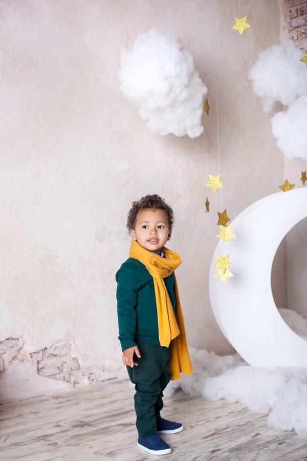 Zwarte jongen in een groene sweater en het gele sjaal glimlachen Portret van een weinig Afrikaanse Amerikaan Babyglimlachen Een z royalty-vrije stock afbeeldingen Zwarte jongen in een groene sweater en het gele sjaal glimlachen Portret van een weinig Afrikaanse Amerikaan Babyglimlachen Een z royalty-vrije stock afbeeldingen