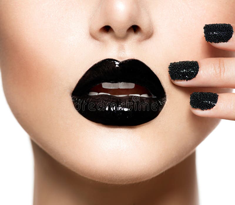 Zwarte Kaviaarmanicure en Zwarte Lippen royalty-vrije stock afbeeldingen Zwarte Kaviaarmanicure en Zwarte Lippen royalty-vrije stock afbeeldingen