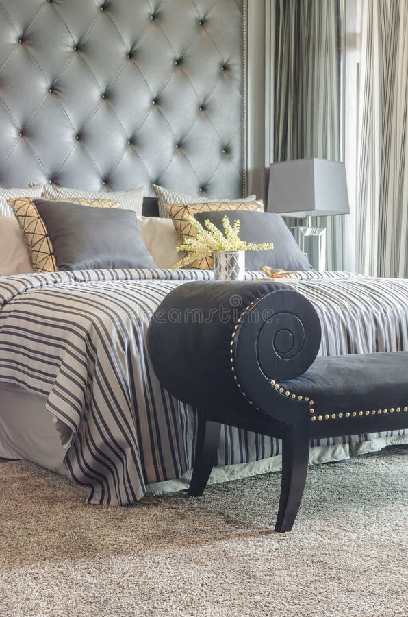 Zwarte klassieke stijlbank met klassiek stijlbed stock afbeelding Zwarte klassieke stijlbank met klassiek stijlbed stock afbeelding